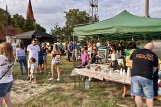 Mieszkańcy Dąbrowy Chełmińskiej zjednoczyli się dla Piotrka. Festyn charytatywny pełen wzruszeń i nadziei