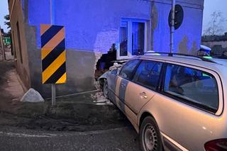 Mercedes uderzył w budynek i wybił potężną dziurę. Autem jechali ojciec z synem
