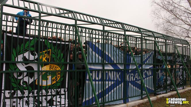 Skandal na meczu. Kibice Hutnika Kraków trzymani... w klatce niczym dzikie zwierzęta