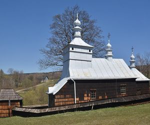 To jedna z najpiękniejszych cerkwi w Małopolsce. Znajduje się w malowniczej wsi 