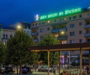 Dobry wieczór we Wrocławiu. Kultowy neon znowu wita przyjezdnych