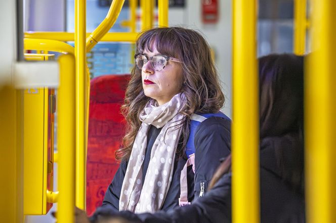 Jachira maluje się w tramwaju