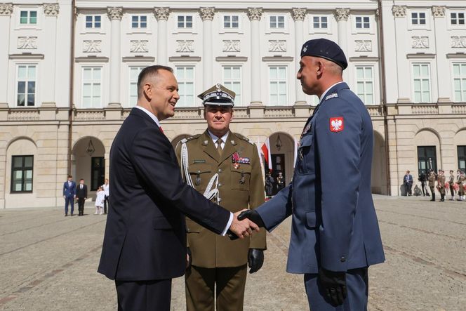 Uroczyste wejście Pary Prezydenckiej do Pałacu Prezydenckiego. Przemarsz ulicami Warszawy