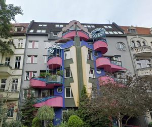 Kolorowa plomba we Wrocławiu. Ten budynek wciąż budzi emocje