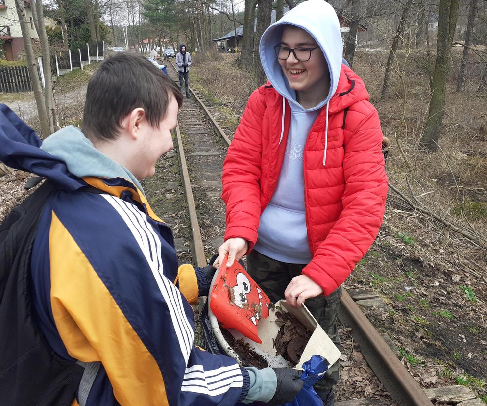 Uczniowie z ZSZ nr 3 w Starachowicach posprzątali teren przy trasie wąskotorówki