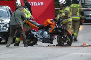 Koszmar na drodze w Konstancinie. Kawasaki zderzyło się z porsche i mercedesem. Nie żyje 21-latka