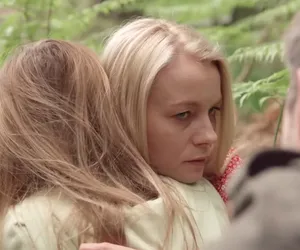 Pierwsza miłość, odcinek 3460: Marta i Emilka uciekną przed Mateuszem, ale psychol dopadnie je w lesie - ZWIASTUN