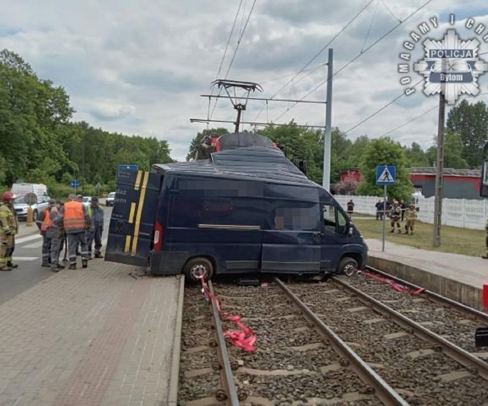Groźna kolizja w Bytomiu. Tramwaj zderzył się z samochodem dostawczym