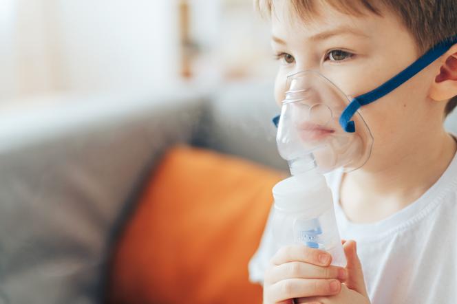 dziecko z maseczka od inhalatora na buzi