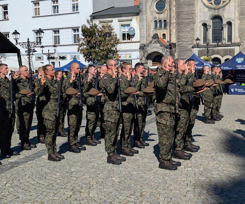 Przysięga wojskowa na rynku w Tarnowskich Górach. Wydarzeniu towarzyszył piknik militarny