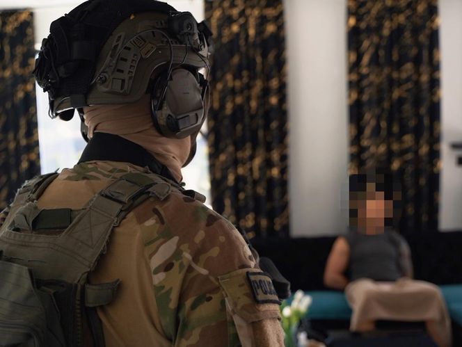 Starnowali bramę samochodem pancernym, obok lądował śmigłowiec z antyterrorystami. Spektakularna akcja policji na Mazowszu