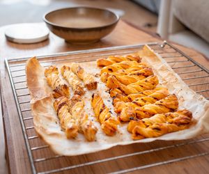 Paluchy z ciasta francuskiego z pesto - idealna przekąska do zrobienia w 15 minut!