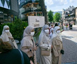 Arabowie pokochali Zakopane. Kelnerka zauważyła ciekawą rzecz. Zaskakujące!