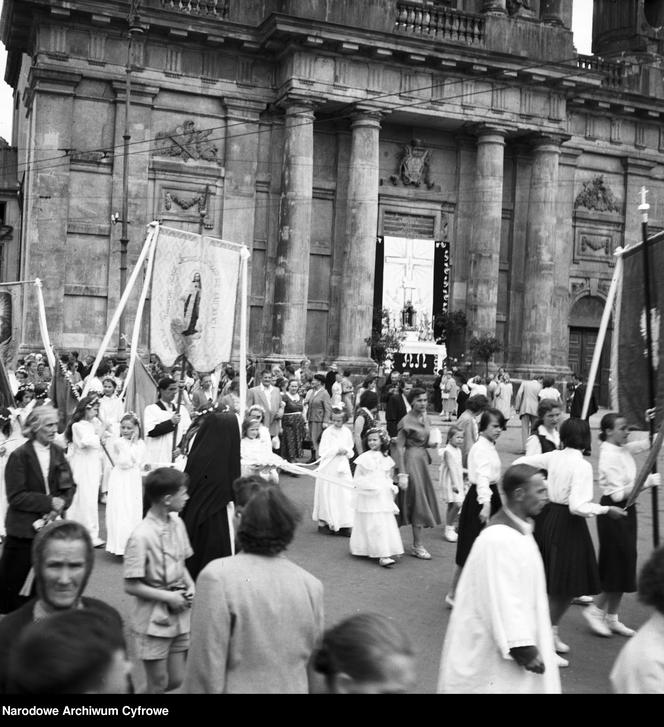 Uroczystość Bożego Ciała w Warszawie celebrowana przez Prymasa Polski kardynała Stefana Wyszyńskiego - 1957 rok