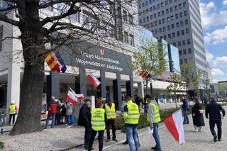 Rolnicy pod Urzędem Marszałkowskim w Łodzi. Zobacz, jak przebiega protest