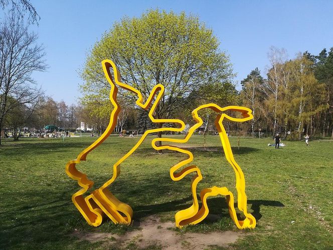 Ten park w Poznaniu trzeba odwiedzić. To prawdziwa galeria sztuki w plenerze!