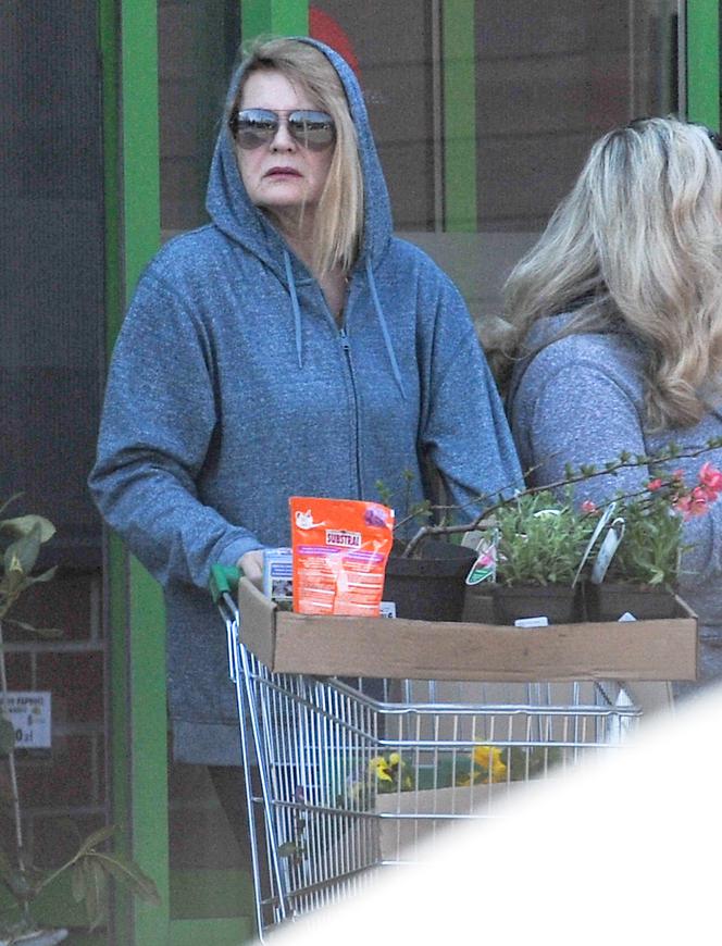 GRAŻYNA SZAPOŁOWSKA NA ZAKUPACH W CENTRUM OGRODNICZYM_1PUBL