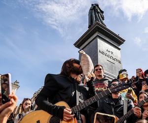 Jared Leto zagrał spontaniczny koncert pod pomnikiem Mickiewicza w Krakowie