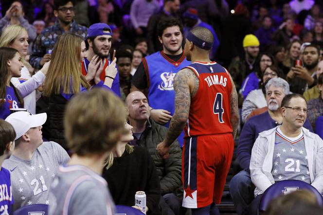 Koszykarz NBA usłyszał z trybun „Pier*** się, k***o”. Podszedł do kibica i… [WIDEO]