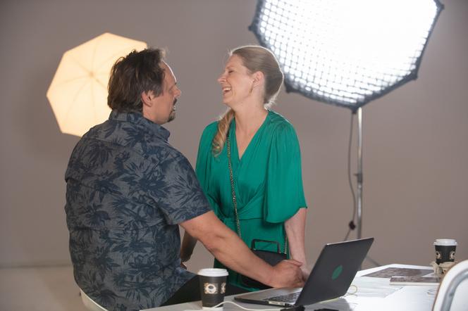 Na Wspólnej odc. 3131. Renata (Marta Jankowska), fotograf Roch (Piotr Łukawski)