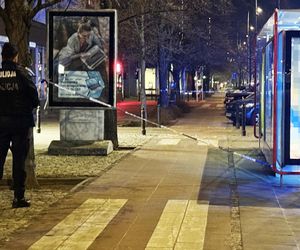 Krwawy atak nożownika w centrum Warszawy. Ofiara walczy o życie, sprawca na wolności