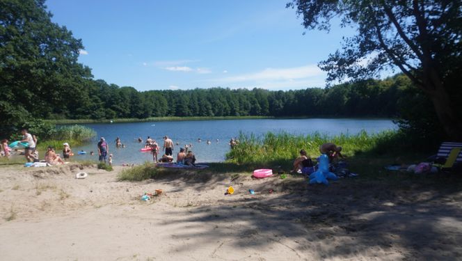To jedno z największych jezior w Olsztynie. Kusi turystów piaszczystymi plażami