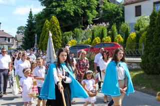W Kluczu Procesja Bożego Ciała przeszła po kwietnych kobiercach