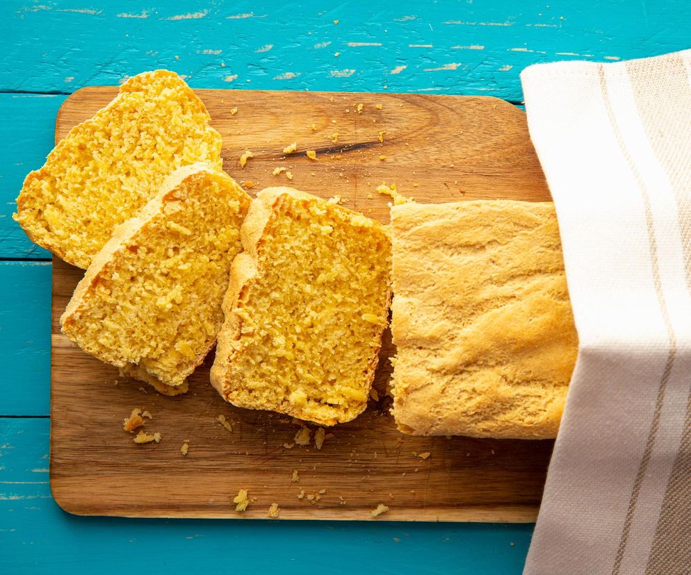 Chlebek kukurydziany na słodko, to idealny pomysł nie tylko na śniadanie. Gotowy w 30 minut