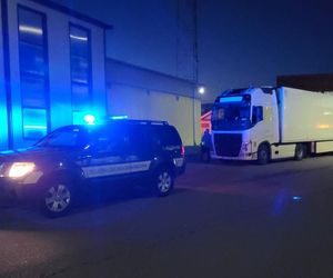 Kontrabanda za 1,5 mln zł ukryta w cebuli. Podlaska KAS udaremniła przemyt papierosów