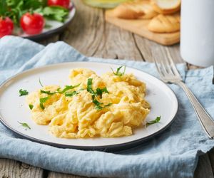 jajecznica z mozzarellą