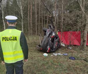 Biały Bór. Śmiertelny wypadek na drodze krajowej nr 25. Dwóch mężczyzn zginęło w zderzeniu z ciągnikiem 