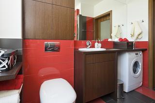 Czerwono-szara łazienka