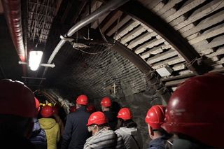 Podziemna Droga Krzyżowa w Kopalni Guido. Wierni zjechali 170 m pod ziemię