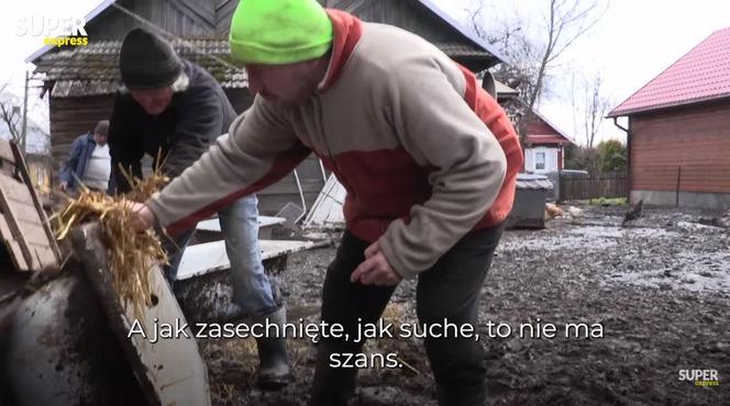 Rolnicy. Podlasie. Słynne błoto na podwórku Gienka i Andrzeja z Plutycz. Koszmar! Nie da się chodzić