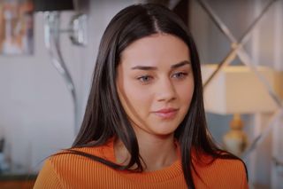 Bahar odkrywa, że Alper żyje i dalej spisuje z Cavidan.