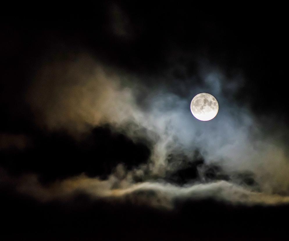 Pełnia Księżyca 2023 - kiedy wypadają? Przed nami wyjątkowy rok! [KALENDARZ]