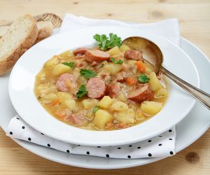 Zupa zagraj z kluseczkami – tradycyjna dziadowska kartoflanka z zacierkami, która smakuje jak u babci!