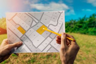 Ceny działek budowlanych 2022 rekordowo wysokie. Jakie grunty inwestycyjne są poszukiwane? 