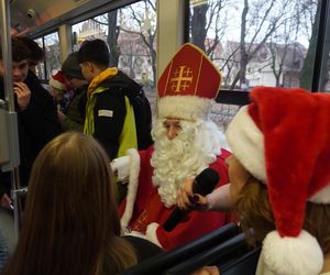 Mikołajkowy tramwaj przejechał przez Kraków