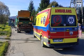 Motocyklista wjechał wprost pod śmieciarkę. Medycy ratowali dwie osoby