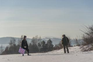 Goryl z kurczakiem przegnali myśliwych