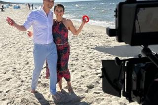 M jak miłość po wakacjach 2023. Aneta (Ilona Janyst), Olek (Maurycy Popiel) na planie