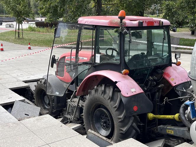 Warszawa. Ciągnik zniszczył fontanny w parku Szymańskiego