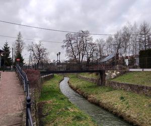 Tak wygląda most zakochanych w Tarnowie. W pobliżu jest zapomniana kapliczka św. Walentego