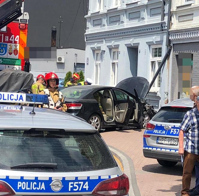 Koszmarny wypadek w Zduńskiej Woli. Kobieta potrącona na chodniku. Toyota zatrzymała się na ścianie kamienicy [ZDJĘCIA].