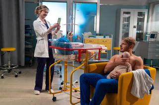 Na dobre i na złe odc. 917. Maks Beger (Tomasz Ciachorowski), mały Czarek (Kajetan Szkopek), Gloria (Aleksandra Grabowska)