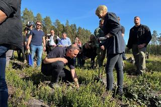 Pierwsza para sadzi drzewa