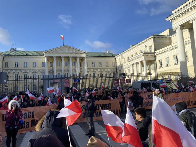 Kupcy z Marywilskiej 44 protestują pod Ratuszem. Walczą z podwyżką czynszu w centrum handlowym