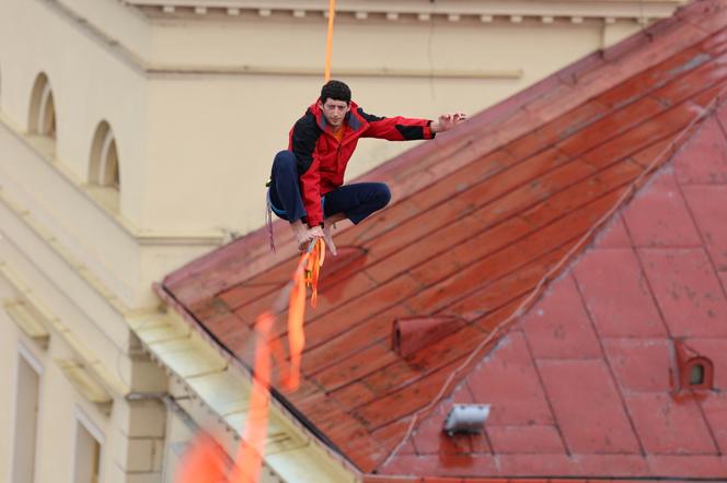   Urban Highline Festival 2023 w Lublinie. Slacklinerzy robią cuda na linach!