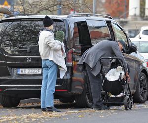 Krzysztof Ibisz z rodziną na spacerze